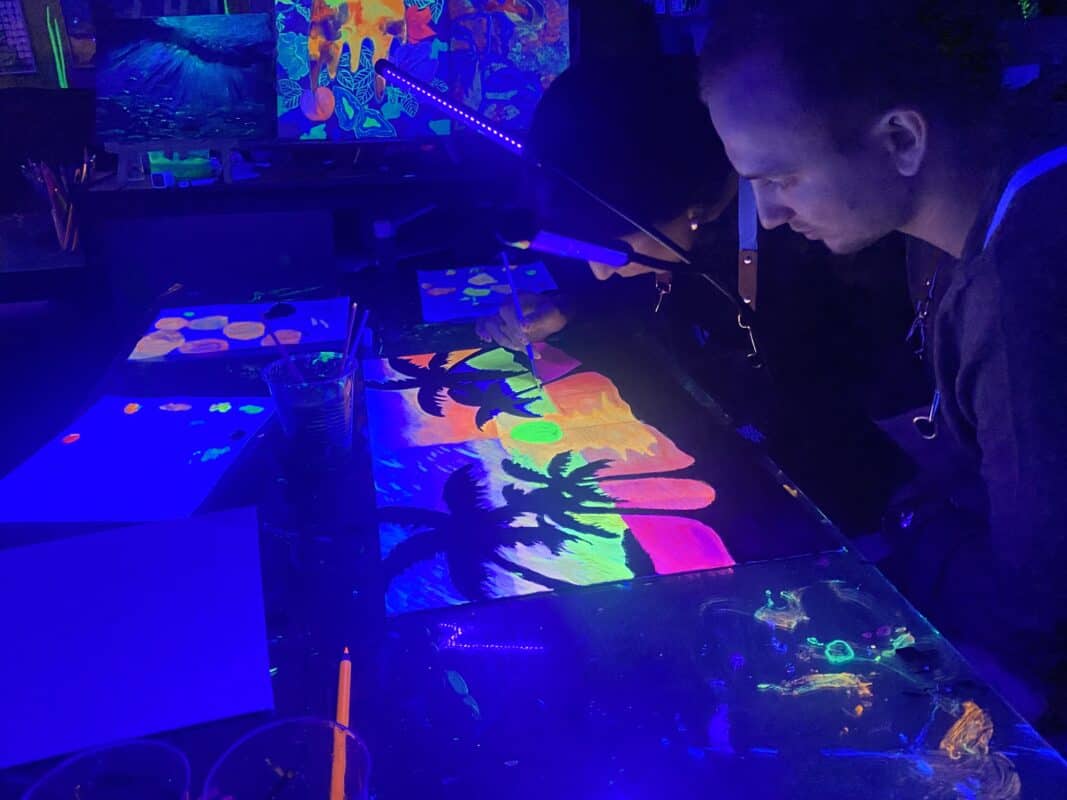 paint in dark sip and paint